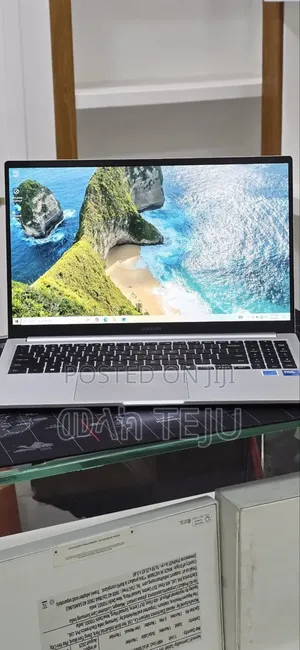 New Laptop Samsung Galaxy Book4 16GB Intel Core i7 SSD 512GB