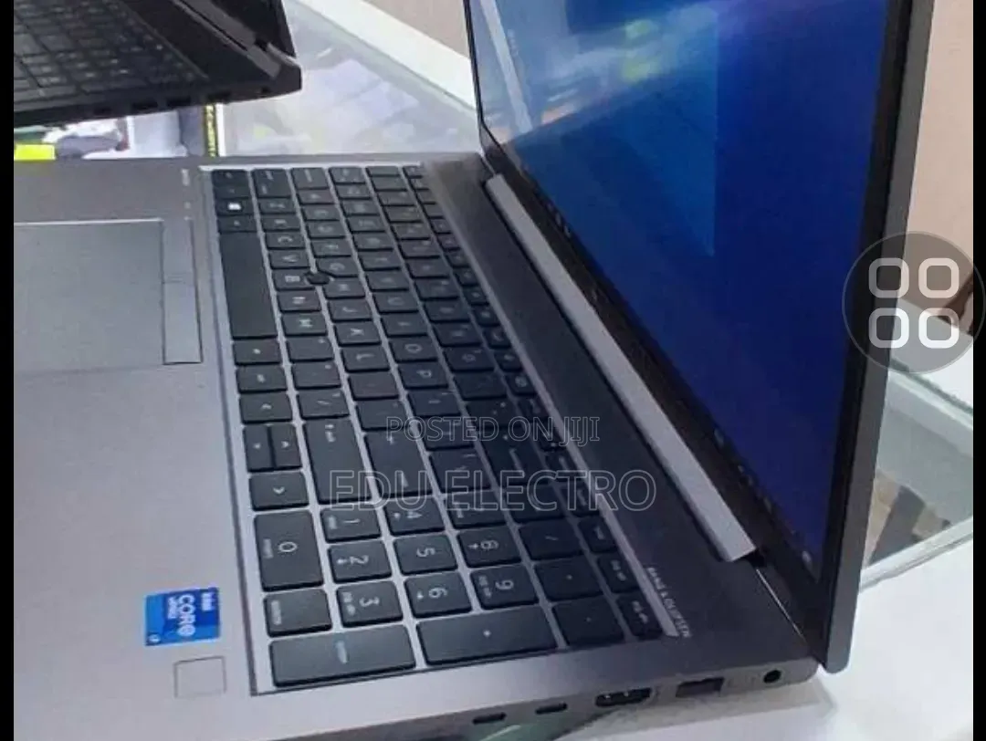 New Laptop HP ZBook Firefly G8 16GB Intel Core i7 SSD 512GB