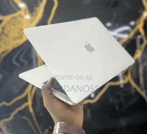 New Laptop Apple MacBook Pro 2022 M2 8GB Apple M2 SSD 512GB