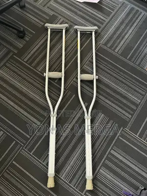 Crutches for Tall/Short Person省救Crutches With Adjustable Like New