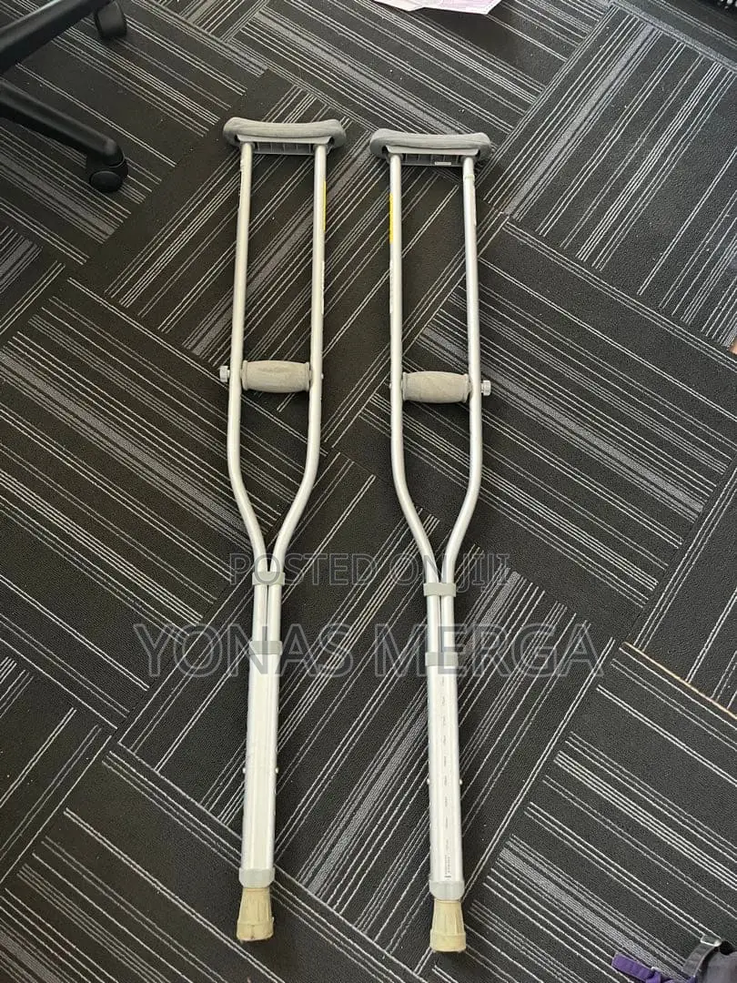 Crutches for Tall/Short Person省救Crutches With Adjustable Like New