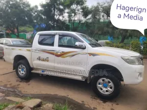 Toyota Hilux 2011 White