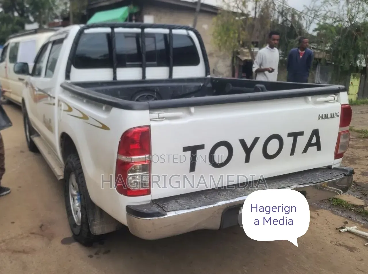 Toyota Hilux 2011 White