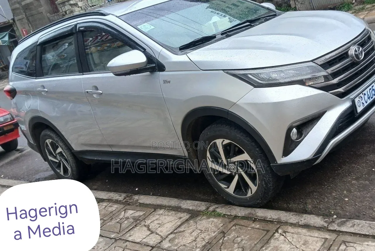 Toyota Rush 2023 Silver