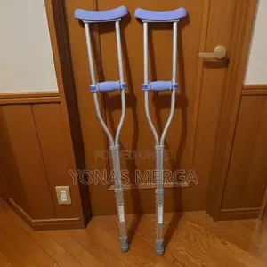 Adjusting Axillary Crutches權穹providing Strength to Weight-Bearing