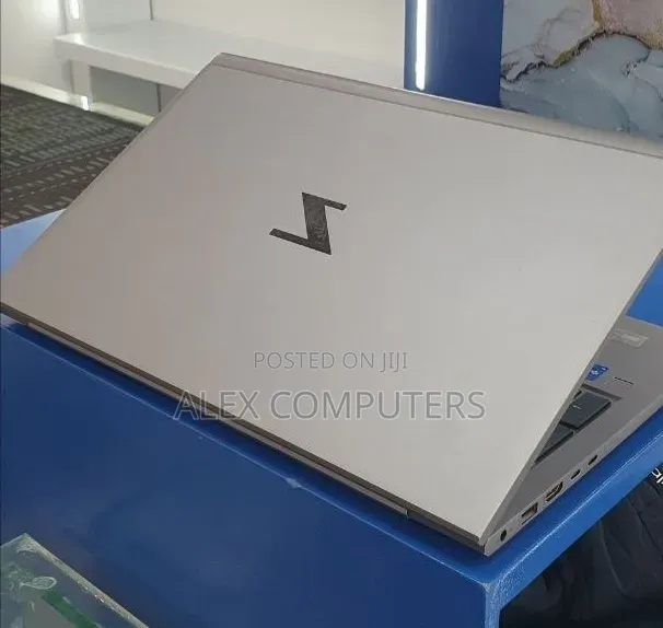 New Laptop HP ZBook Firefly G8 16GB Intel Core i7 SSD 512GB