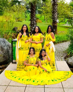 ለአዲስ ዓመት የተዘጋጁ ቢጫ የኣደይ ኣበባ ሺፎኖች