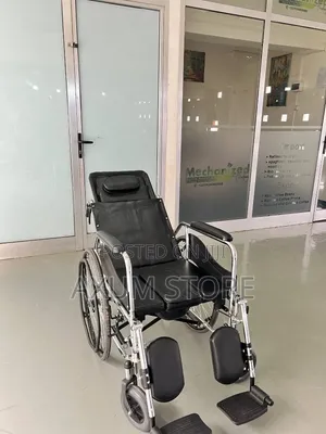 የእግር ማሳረፊያ ያለው ዊልቸር Wheelchair With Footrests