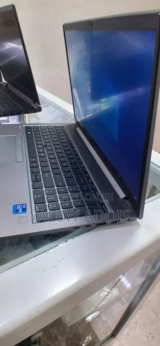 New Laptop HP ZBook Firefly G8 16GB Intel Core i7 SSD 512GB