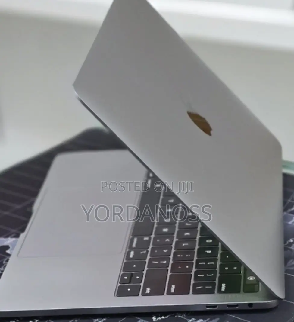 New Laptop Apple MacBook Pro 2020 M1 8GB Apple M1 Pro SSD 256GB