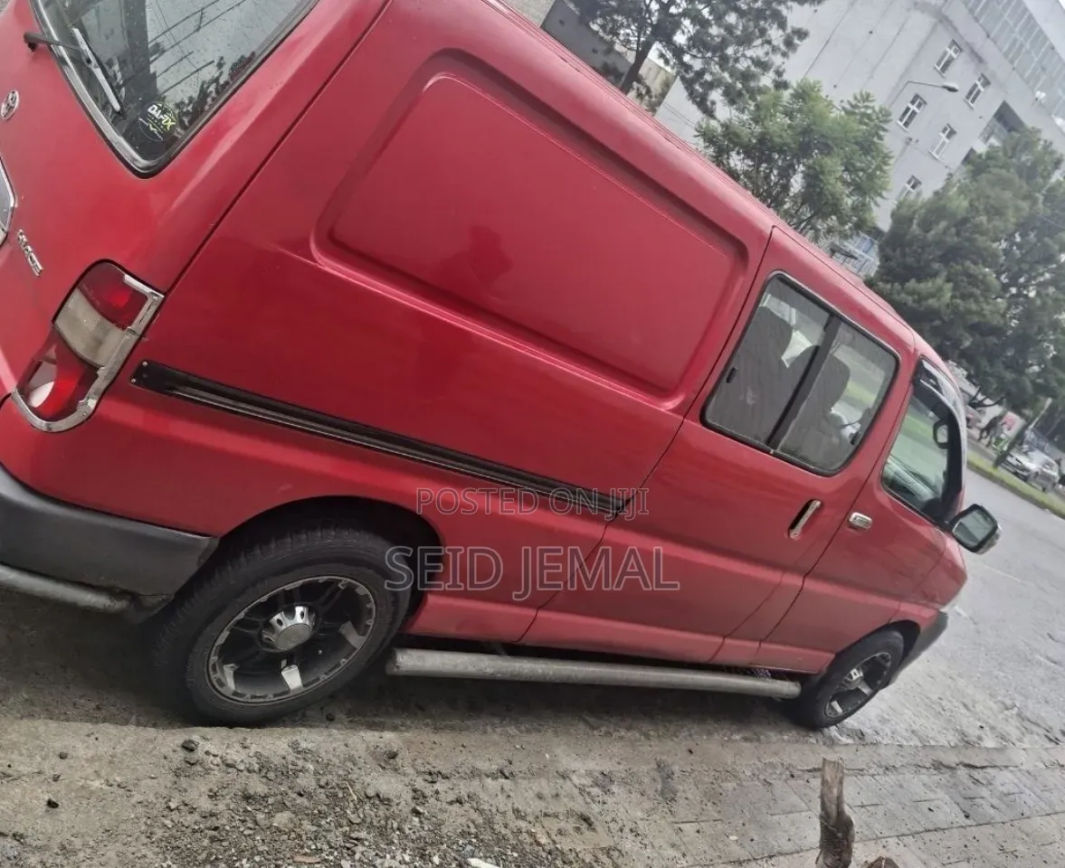 Toyota HiAce 2011 Red