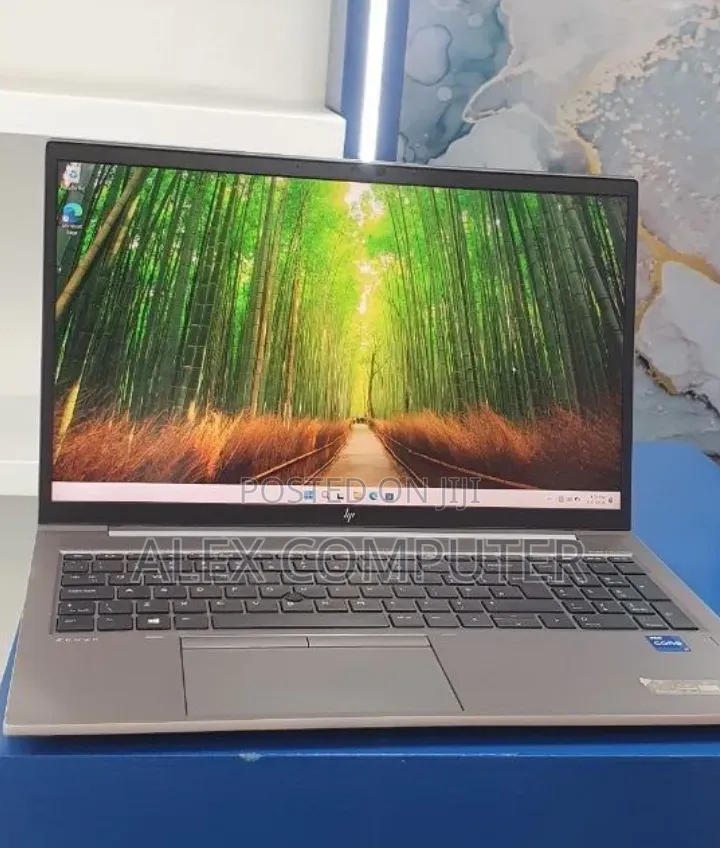 New Laptop HP ZBook Firefly G8 16GB Intel Core i7 SSD 512GB