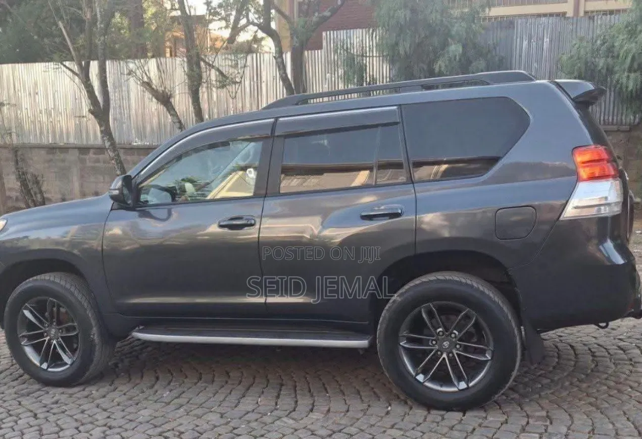 Toyota Land Cruiser Prado 2012 Gray