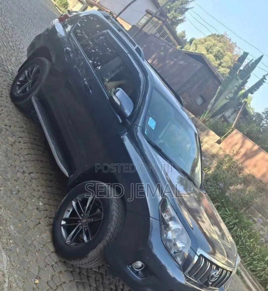 Toyota Land Cruiser Prado 2012 Gray