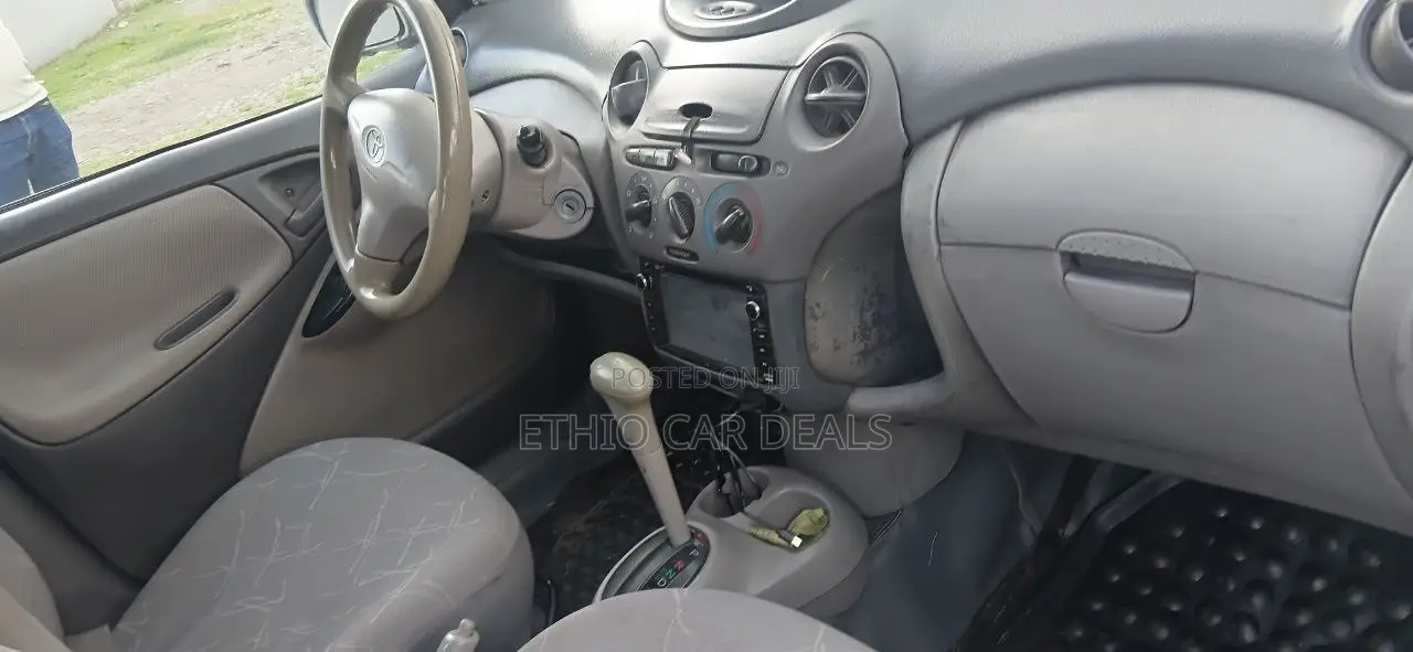 Toyota Platz 2002 Silver
