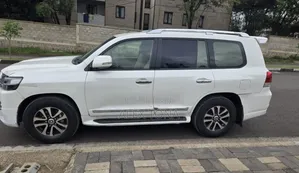 Toyota Land Cruiser 2015 White