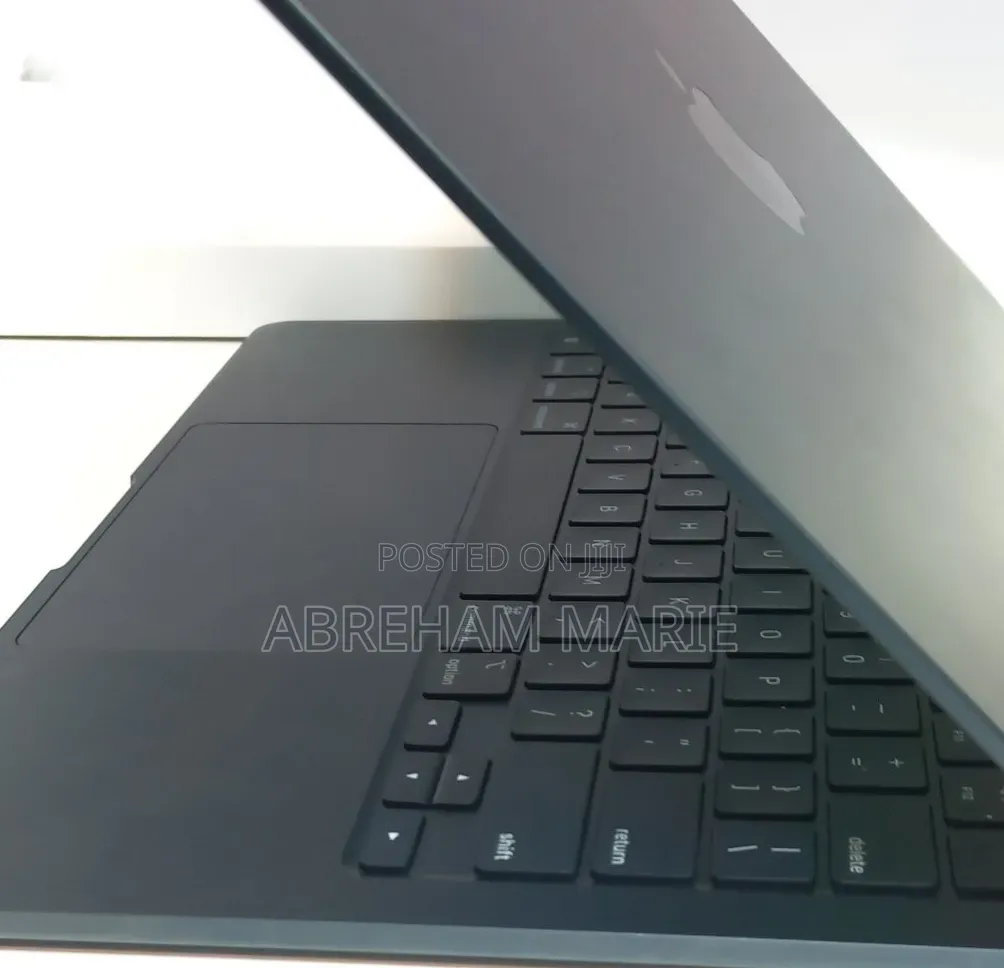 New Laptop Apple MacBook Air 2022 M2 8GB Apple M2 SSD 256GB