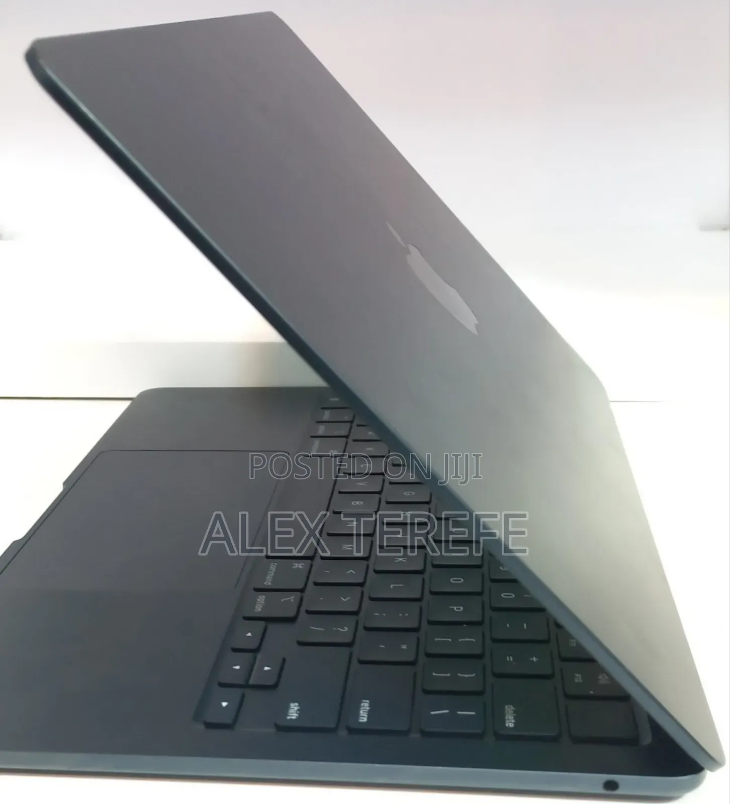 New Laptop Apple MacBook Air 2022 M2 8GB Apple M2 SSD 256GB