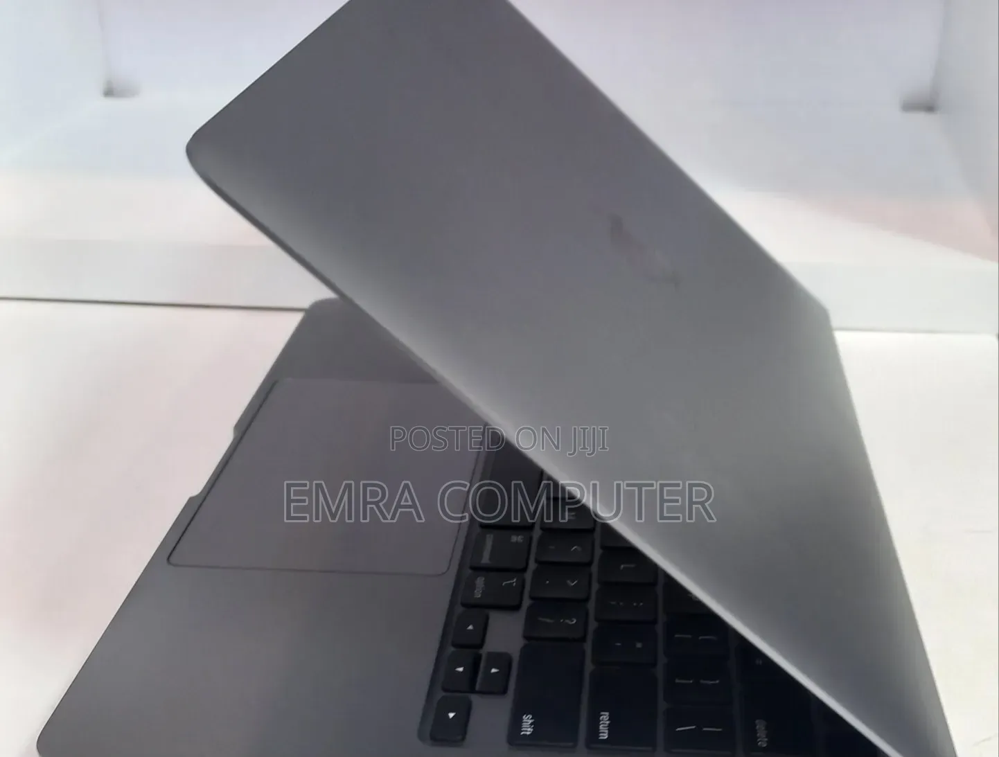 New Laptop Apple MacBook Pro 2020 M1 8GB Apple M1 Pro SSD 256GB