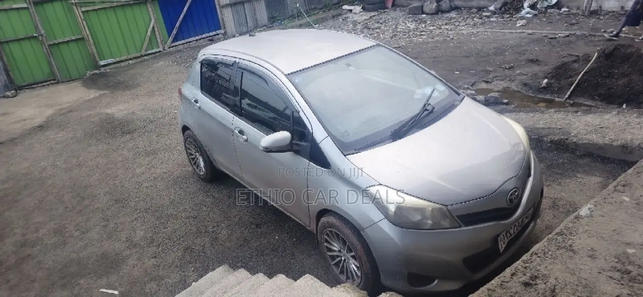 Toyota Yaris 2012 Silver