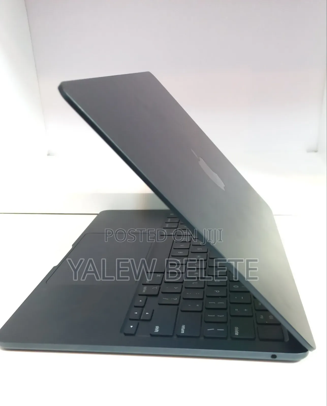 New Laptop Apple MacBook Air 2022 M2 8GB Apple M2 SSD 256GB