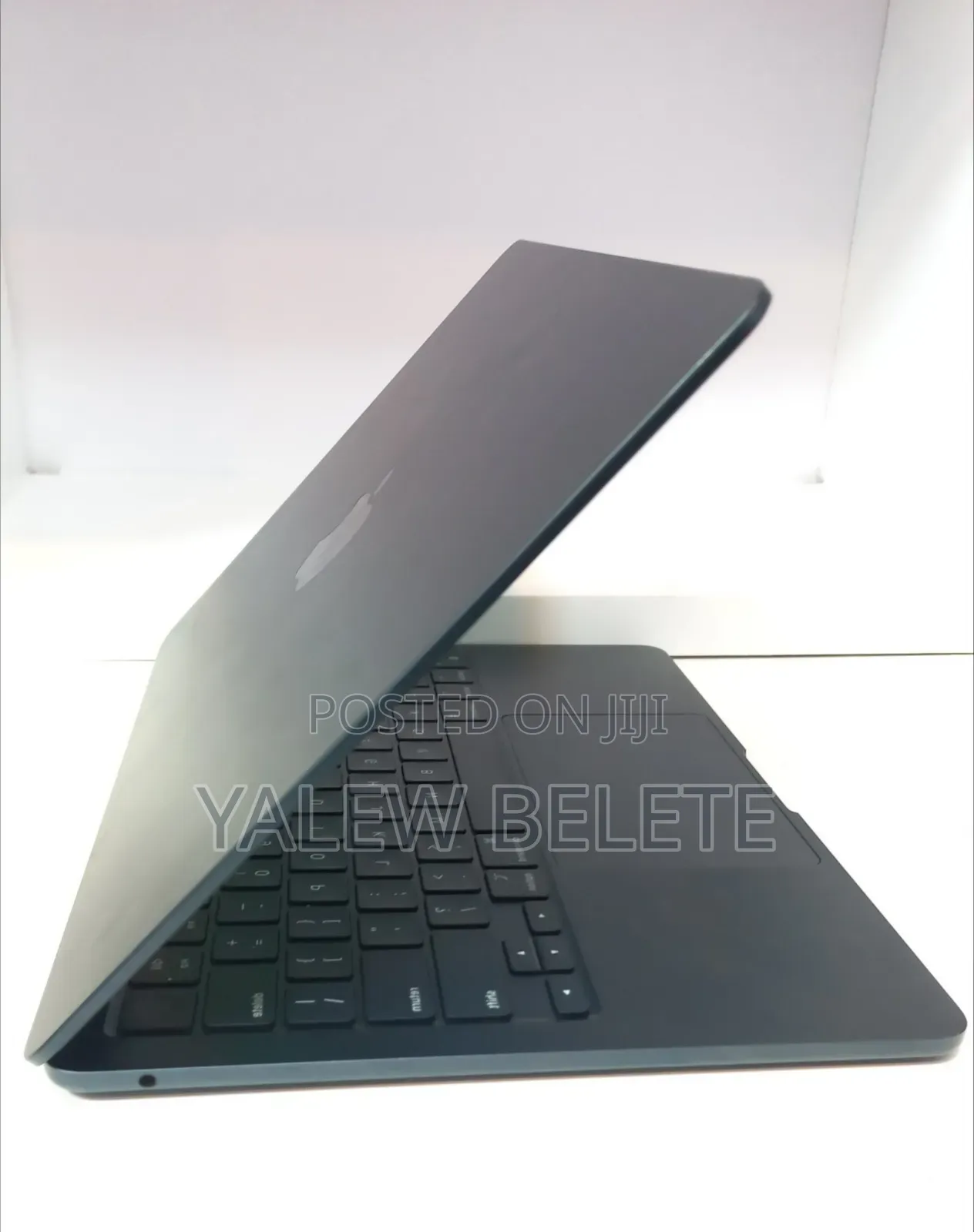 New Laptop Apple MacBook Air 2022 M2 8GB Apple M2 SSD 256GB