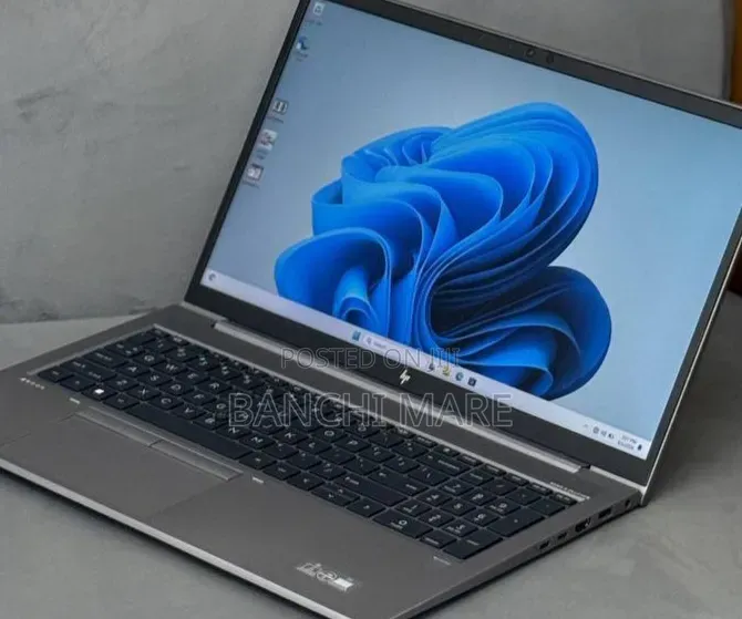 New Laptop HP ZBook Firefly G8 16GB Intel Core i7 SSD 512GB