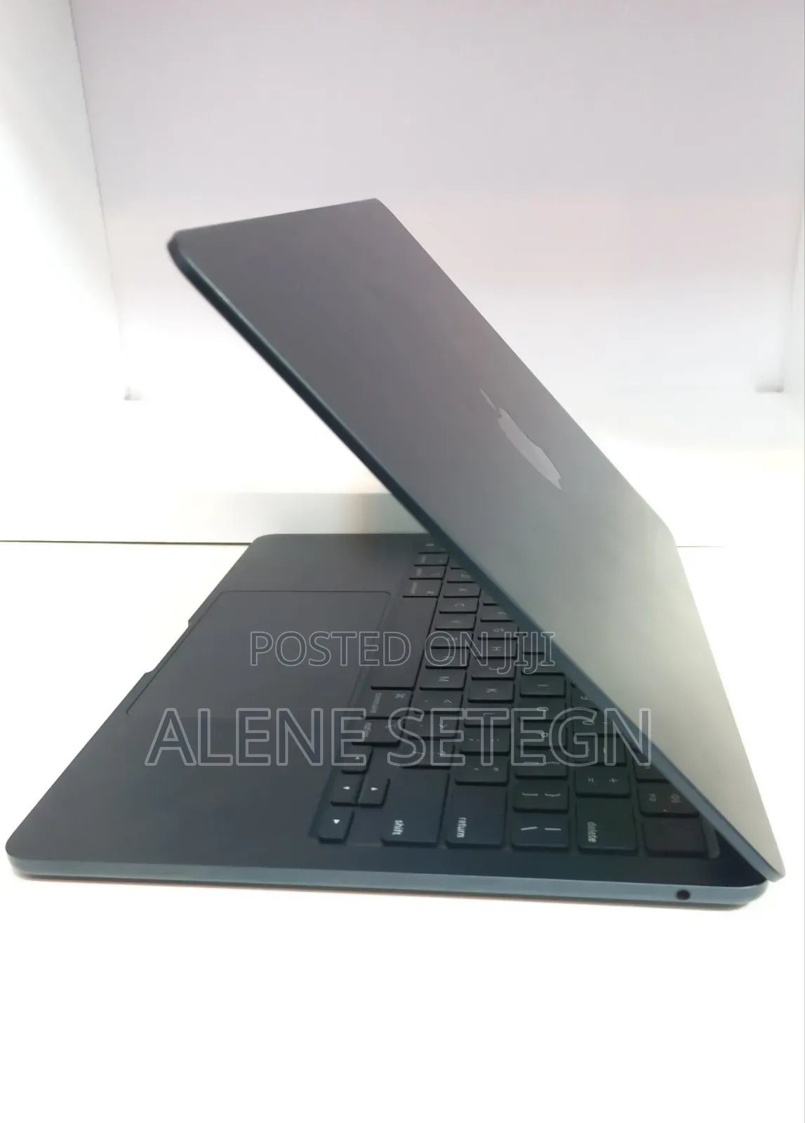 New Laptop Apple MacBook Air 2022 M2 8GB Apple M2 SSD 256GB