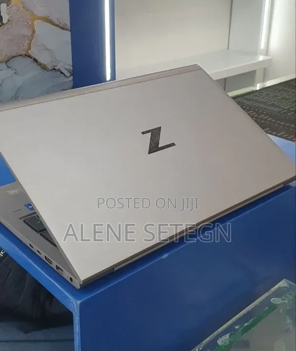 New Laptop HP ZBook Firefly G8 16GB Intel Core i7 SSD 512GB