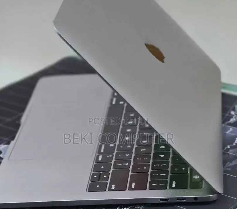 New Laptop Apple MacBook Pro 2020 M1 8GB Apple M1 SSD 256GB