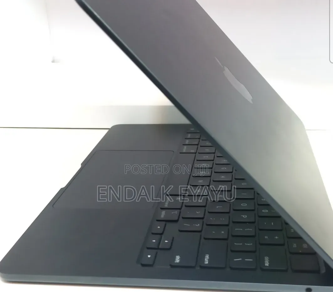 New Laptop Apple MacBook Air 2022 M2 8GB Apple M2 SSD 256GB