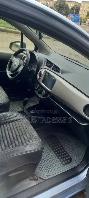 Toyota Yaris 2012 Silver