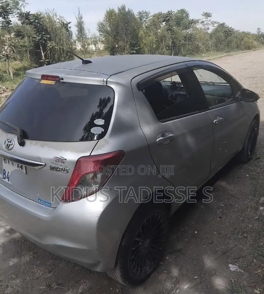 Toyota Yaris 2012 Silver