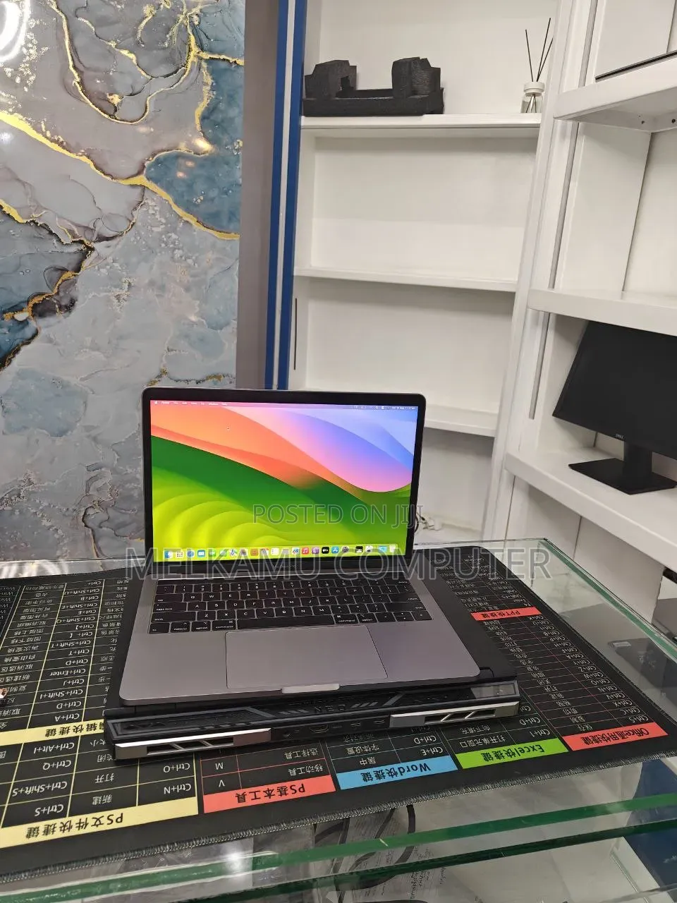 New Laptop Apple MacBook Pro 2022 M2 8GB Apple M2 SSD 512GB