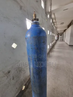 Oxygen Cylinder With Medical-Grade Device Built for Continuous Flow