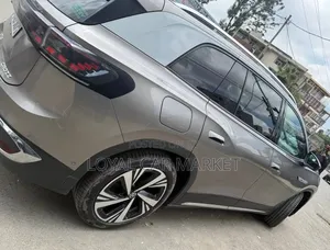 Volkswagen ID.6 2023 Gold