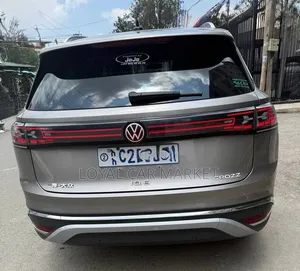 Volkswagen ID.6 2023 Gold