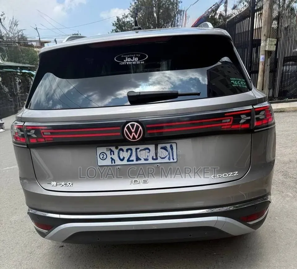 Volkswagen ID.6 2023 Gold