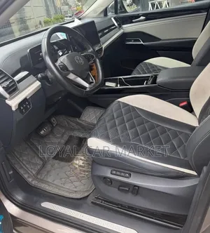 Volkswagen ID.6 2023 Gold