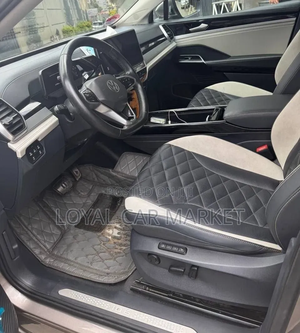 Volkswagen ID.6 2023 Gold