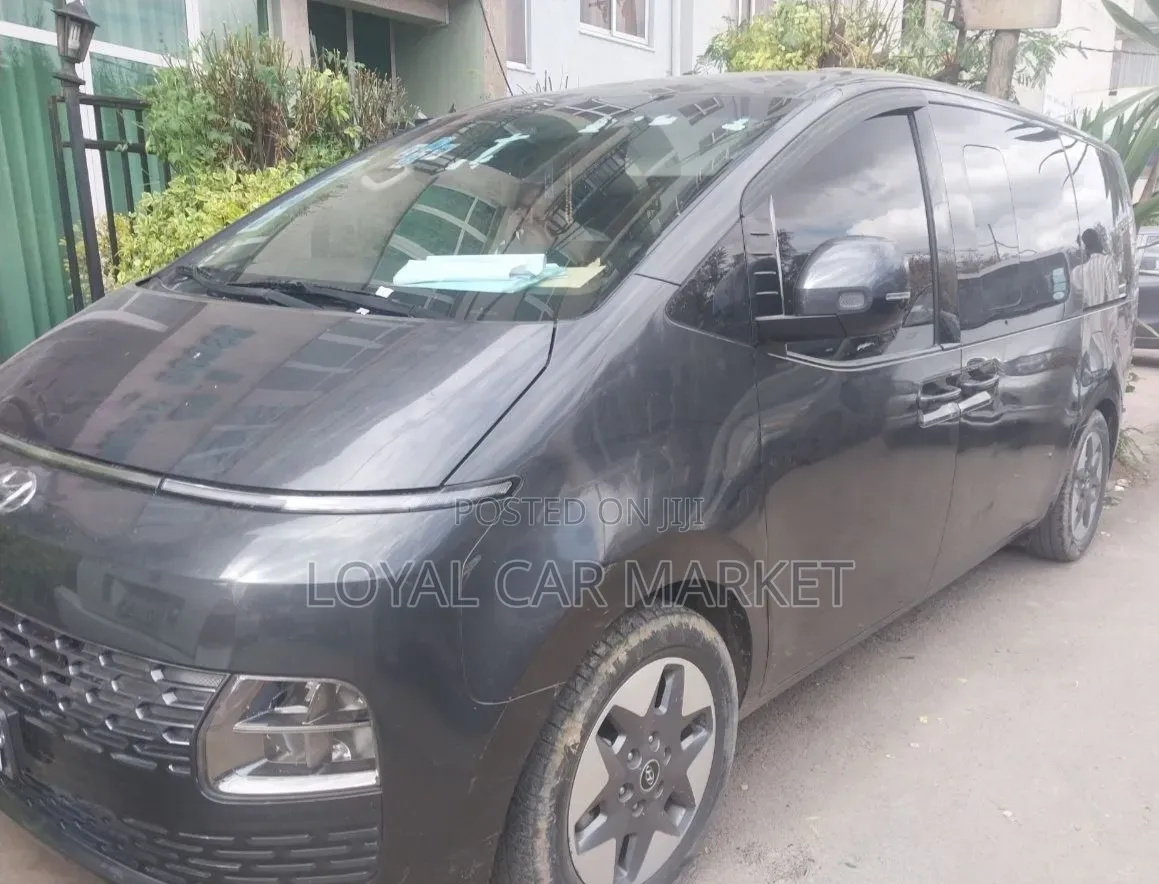 Hyundai Staria 2023 Gray