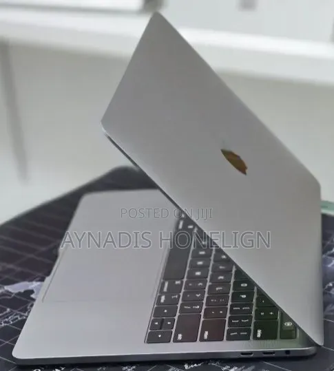 New Laptop Apple MacBook 2020 8GB Apple M1 Pro SSD 256GB