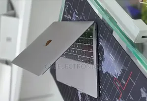 New Laptop Apple MacBook Pro 2020 8GB Intel Core i7 SSD 256GB