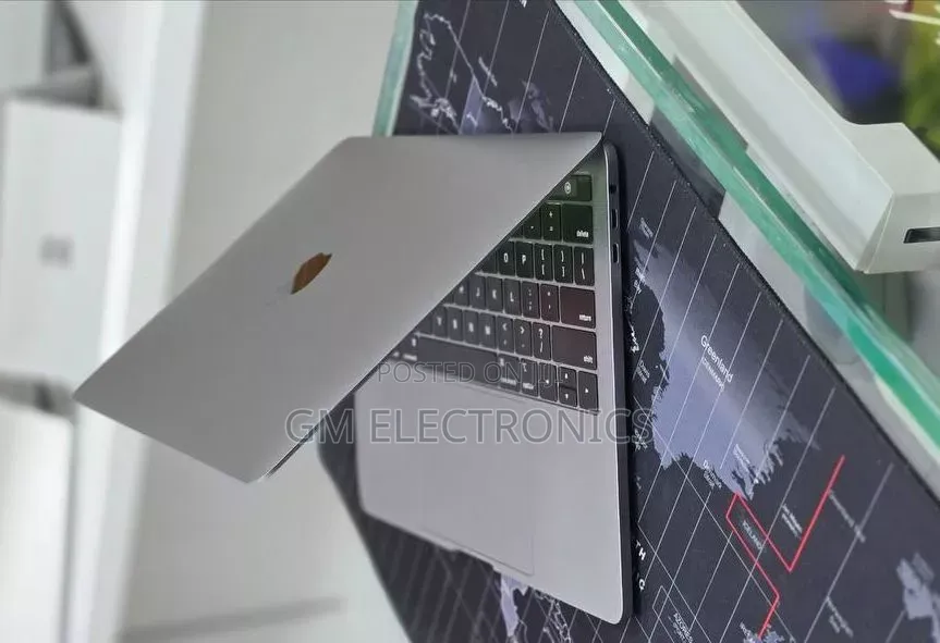 New Laptop Apple MacBook Pro 2020 8GB Intel Core i7 SSD 256GB