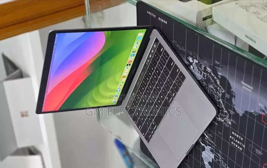 New Laptop Apple MacBook Pro 2020 8GB Intel Core i7 SSD 256GB