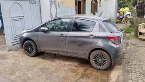 Toyota Yaris Base Hatchback 5dr 2011 Gray