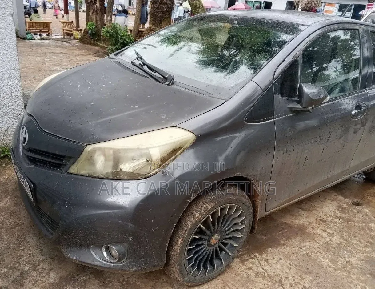 Toyota Yaris Base Hatchback 5dr 2011 Gray