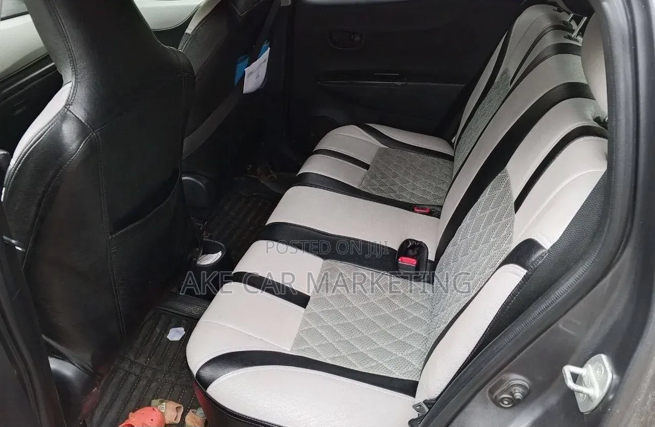 Toyota Yaris Base Hatchback 5dr 2011 Gray