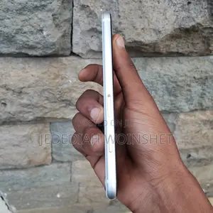 Apple iPhone SE 128 GB White