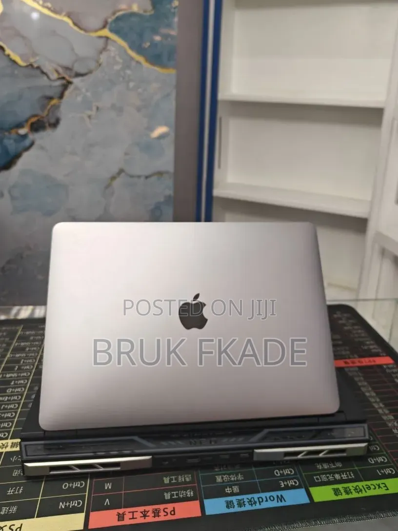 New Laptop Apple MacBook Pro 2022 M2 8GB Apple M2 SSD 512GB